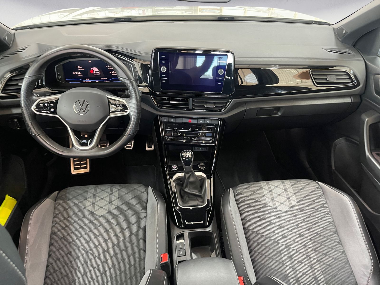Volkswagen T-Roc R-Line 1.5 TSI - Samsaru's Car Outlet