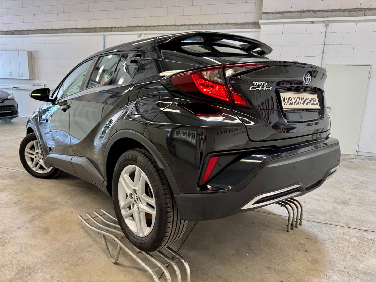 Toyota C-HR 2.0 Hybrid Business Edition - Samsaru's Car Outlet