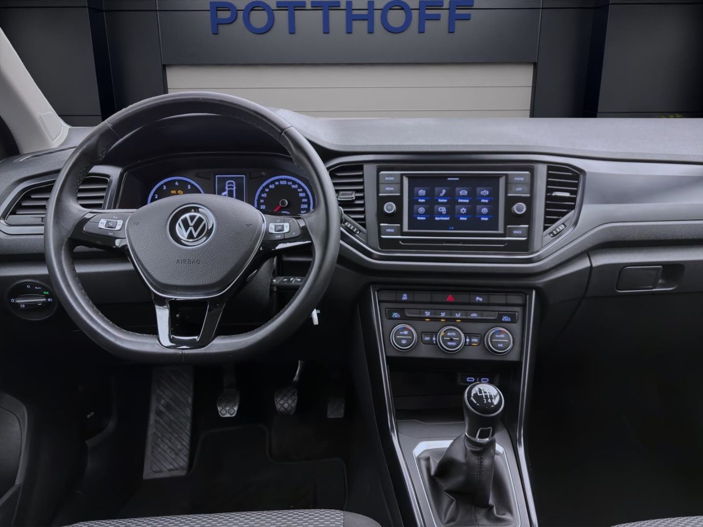 Volkswagen T-Roc 1.0 TSI - Samsaru's Car Outlet