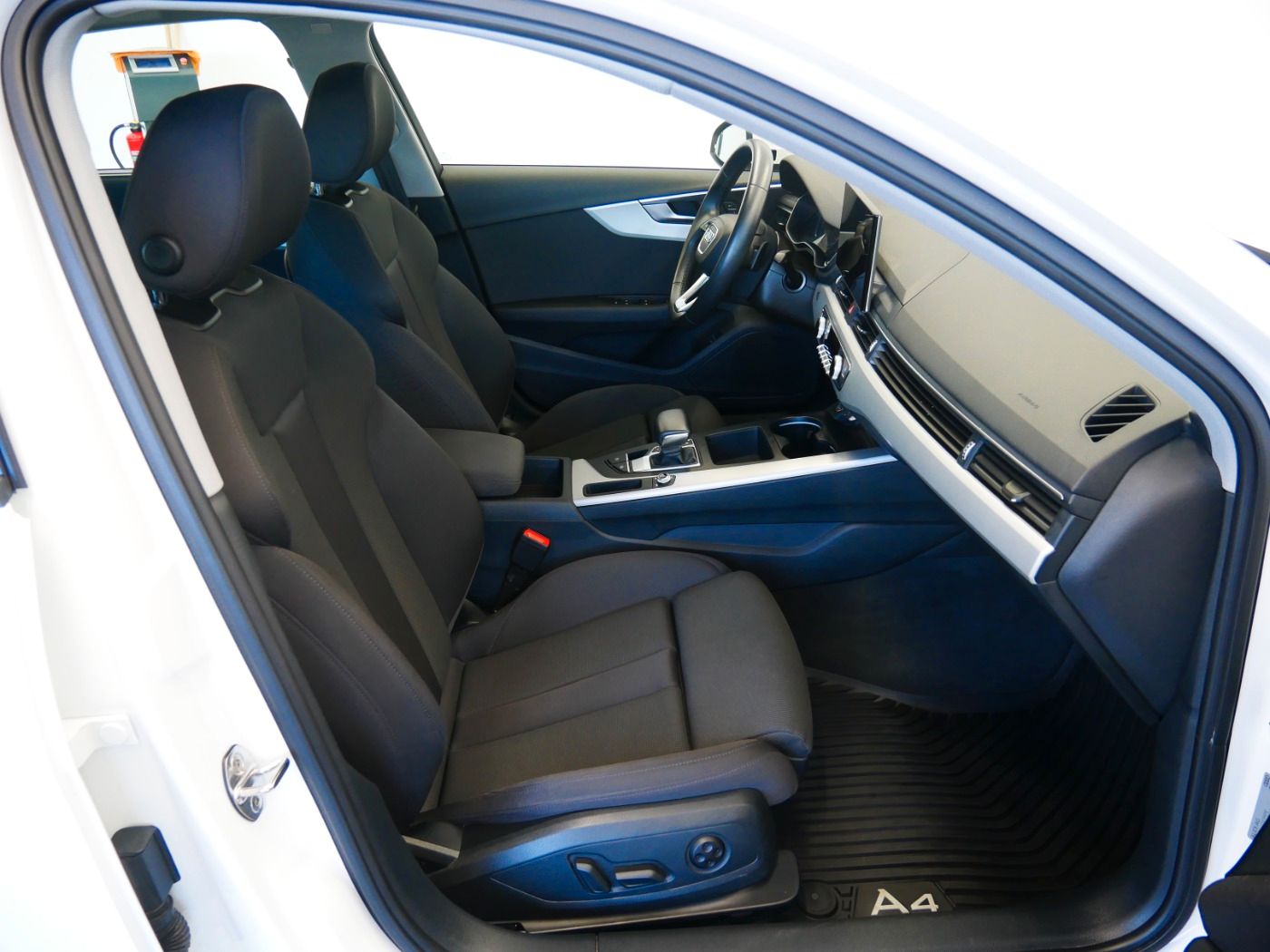 Audi A4 Limousine 35 TFSI advanced - Samsaru's Car Outlet