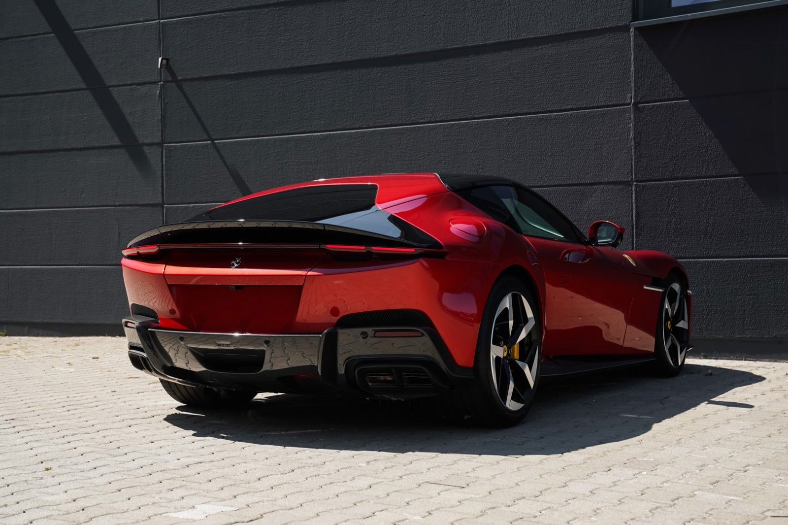 Ferrari 12 Cilindri *Crema* Carbon-Pano-*Blanco COC*