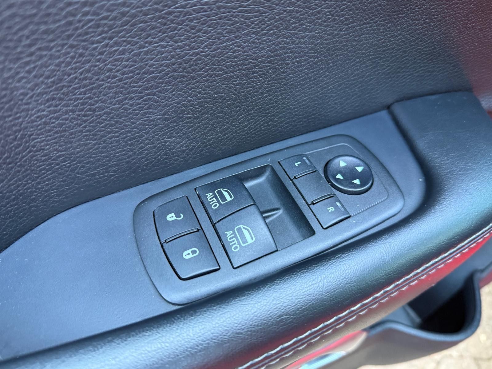 Dodge 5,7 V8*SRT KIT*LEDER*NAVI*KEYLESS*GARNTIE*SERVIC