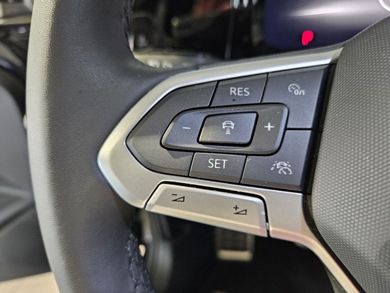 Volkswagen Golf 1.5 eTSI Move DSG - Samsaru's Car Outlet