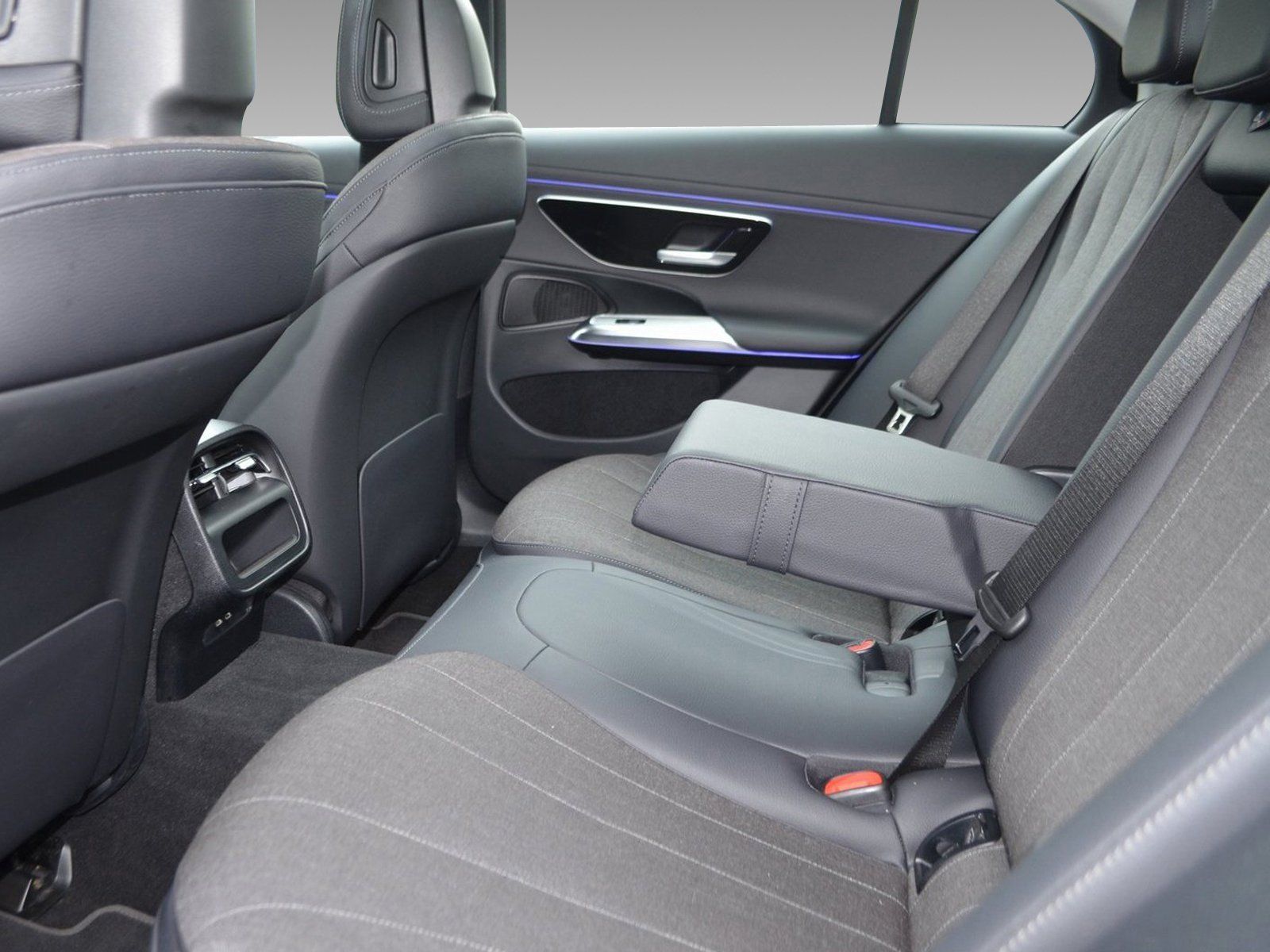 Mercedes-Benz E 220 d Avantgarde - Samsaru's Car Outlet