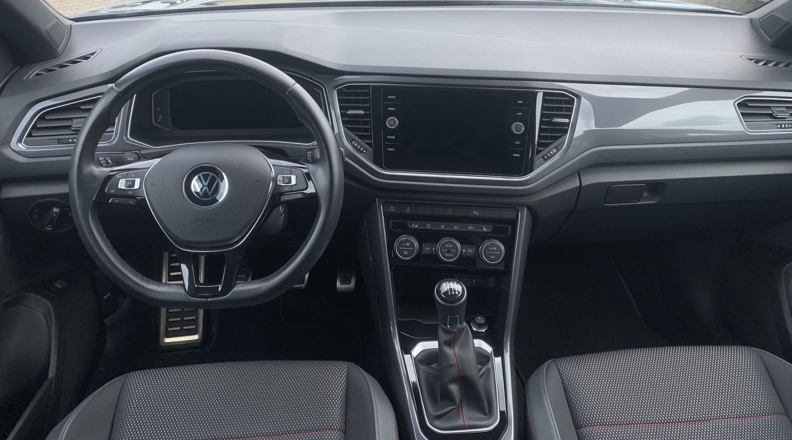Volkswagen T-Roc 1.5 TSI Sport - Samsaru's Car Outlet