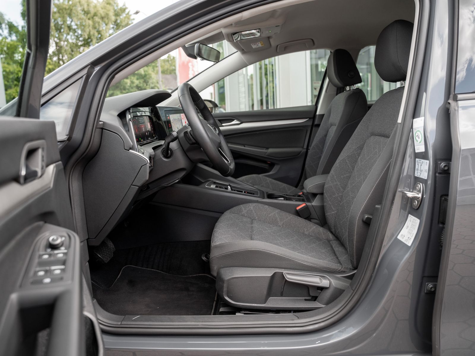 Volkswagen Golf Life 1.5 eTSI DSG - Samsaru's Car Outlet