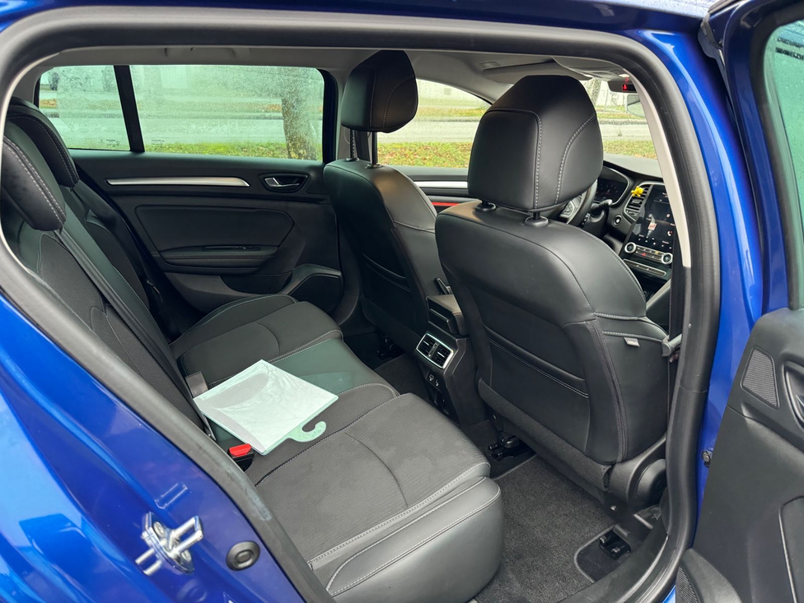 Renault Megane TCe 140 Intens Grandtour - Samsaru's Car Outlet