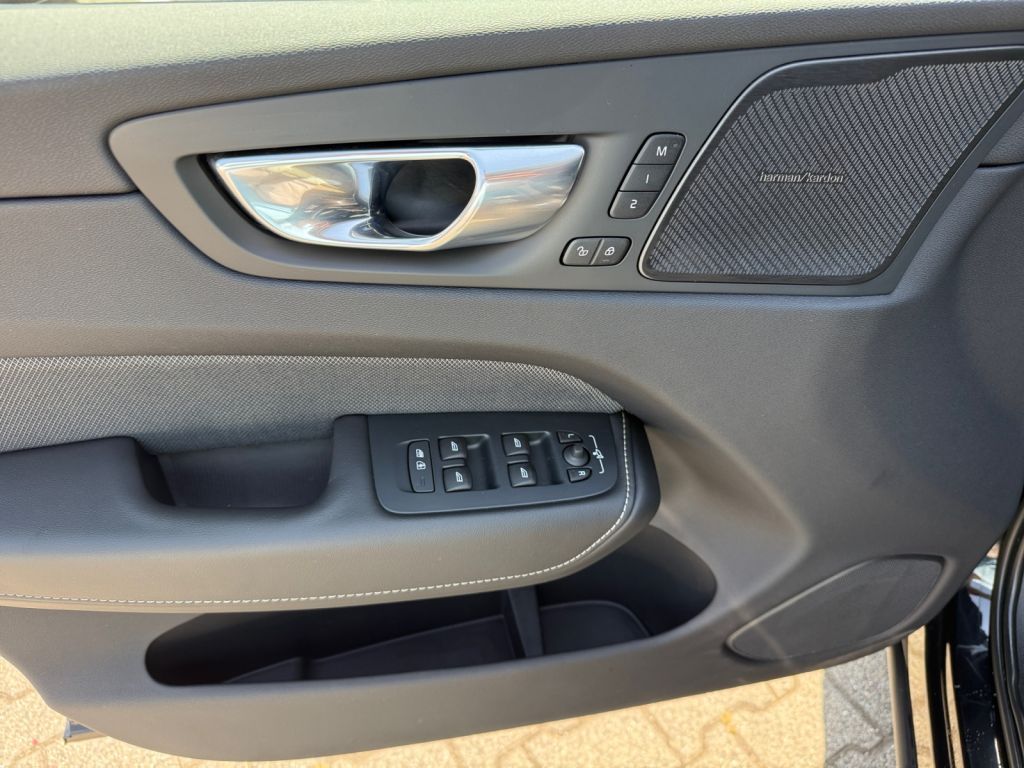 Volvo XC60 T8 AWD Plug-in Hybrid Plus - Samsaru's Car Outlet