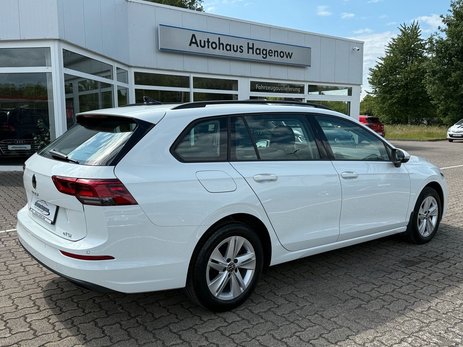 Volkswagen Golf VIII 1.5 eTSI Life - Samsaru's Car Outlet