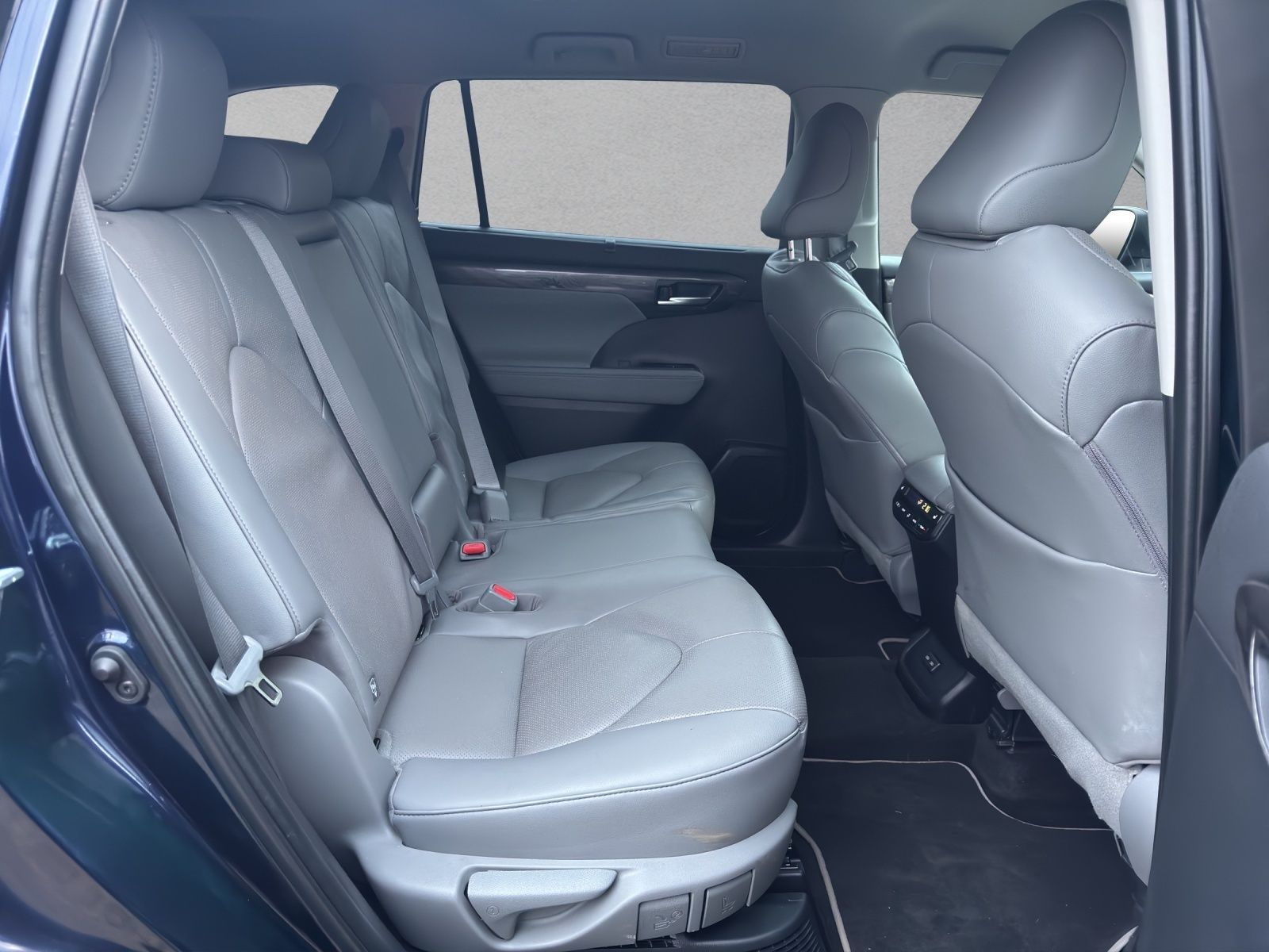 Toyota Highlander Hybrid Luxury 7 SITZER+LEDER+AHK+JBL