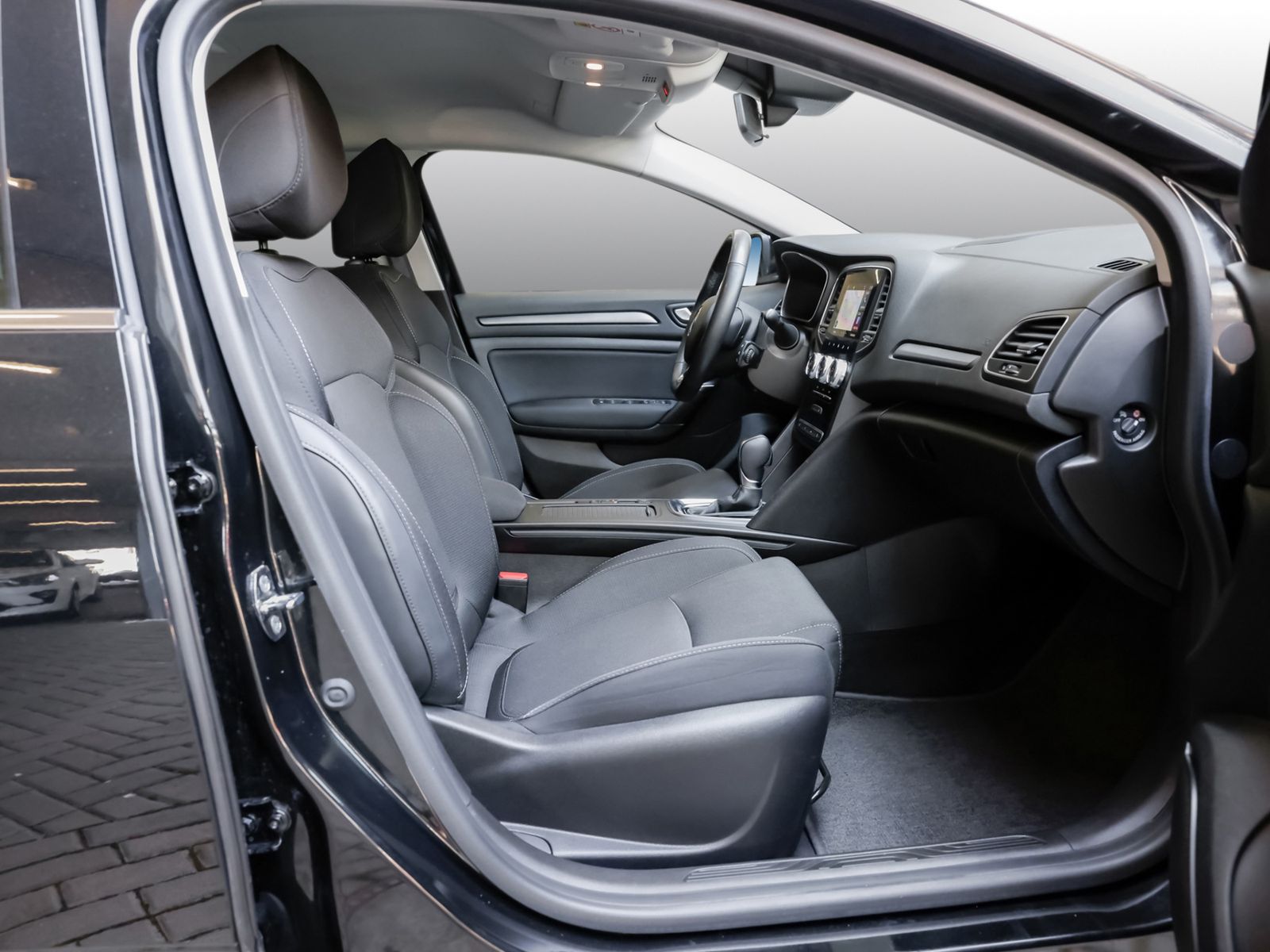 Renault Megane Grandtour ZEN E-TECH Plug-in - Samsaru's Car Outlet