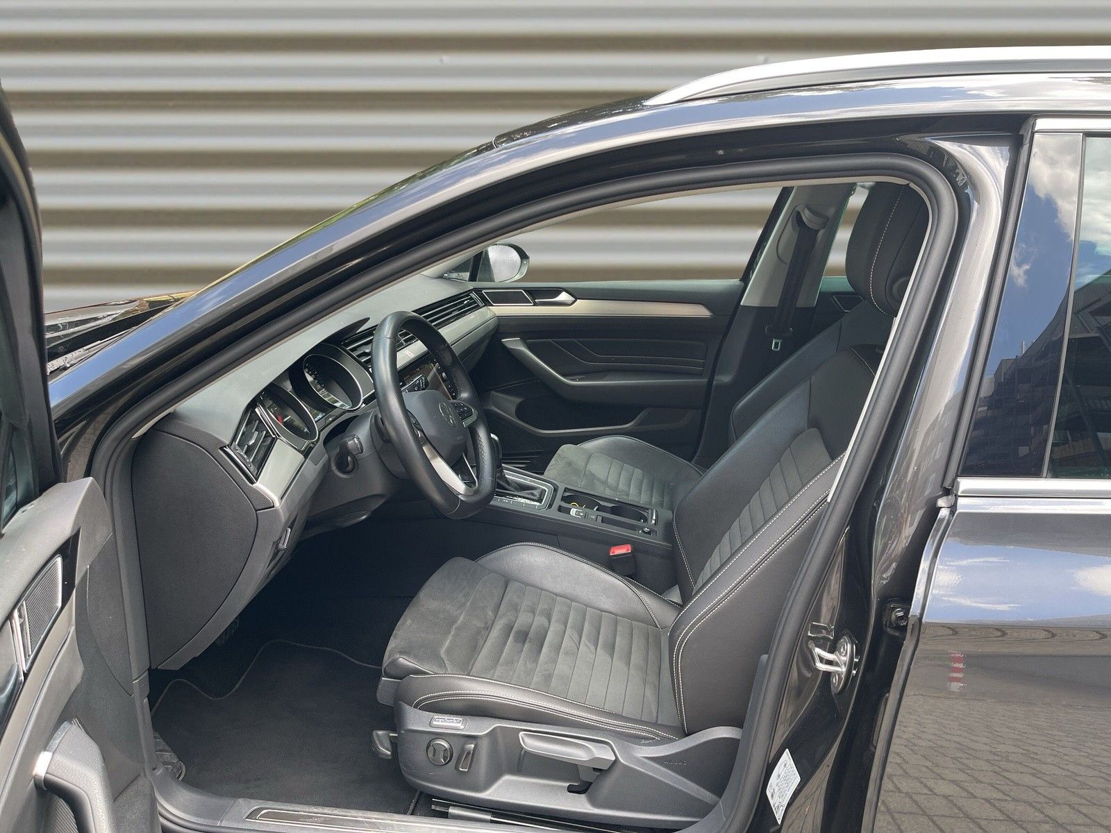 Volkswagen Passat 2.0 TDI Elegance DSG - Samsaru's Car Outlet