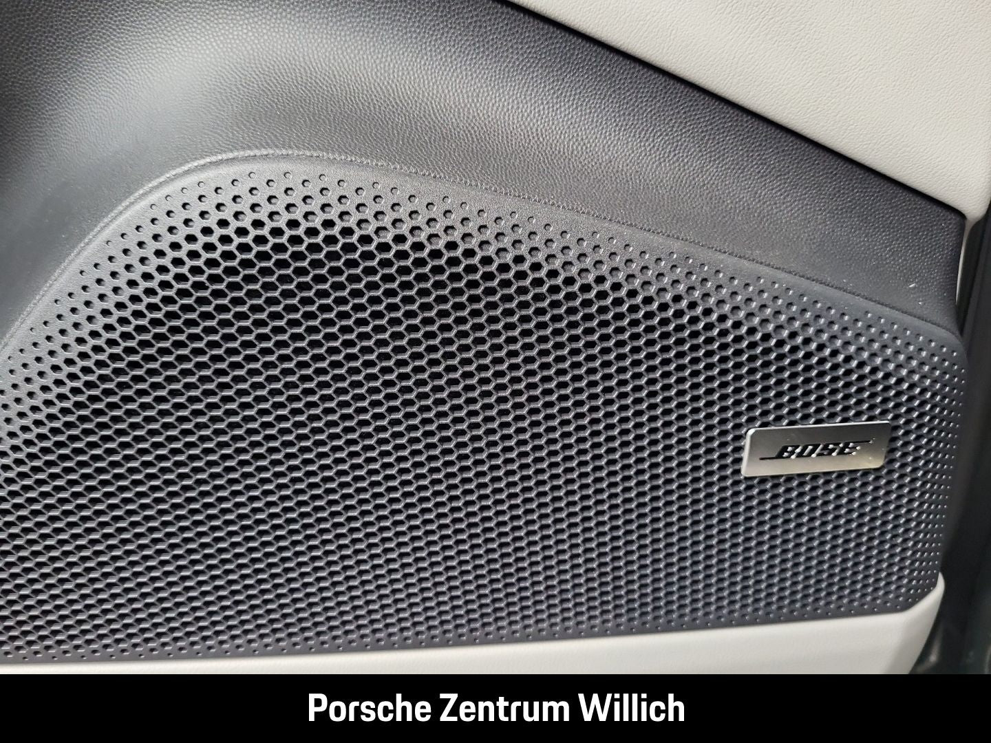 Porsche Macan 4 Surround-View LED-Matrix InnoDrive