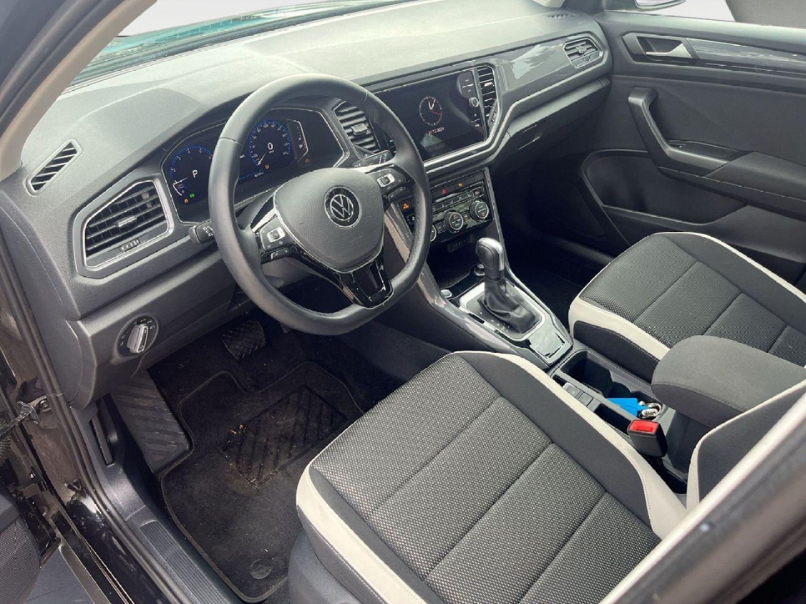 Volkswagen T-Roc 1.5 TSI Sport - Samsaru's Car Outlet