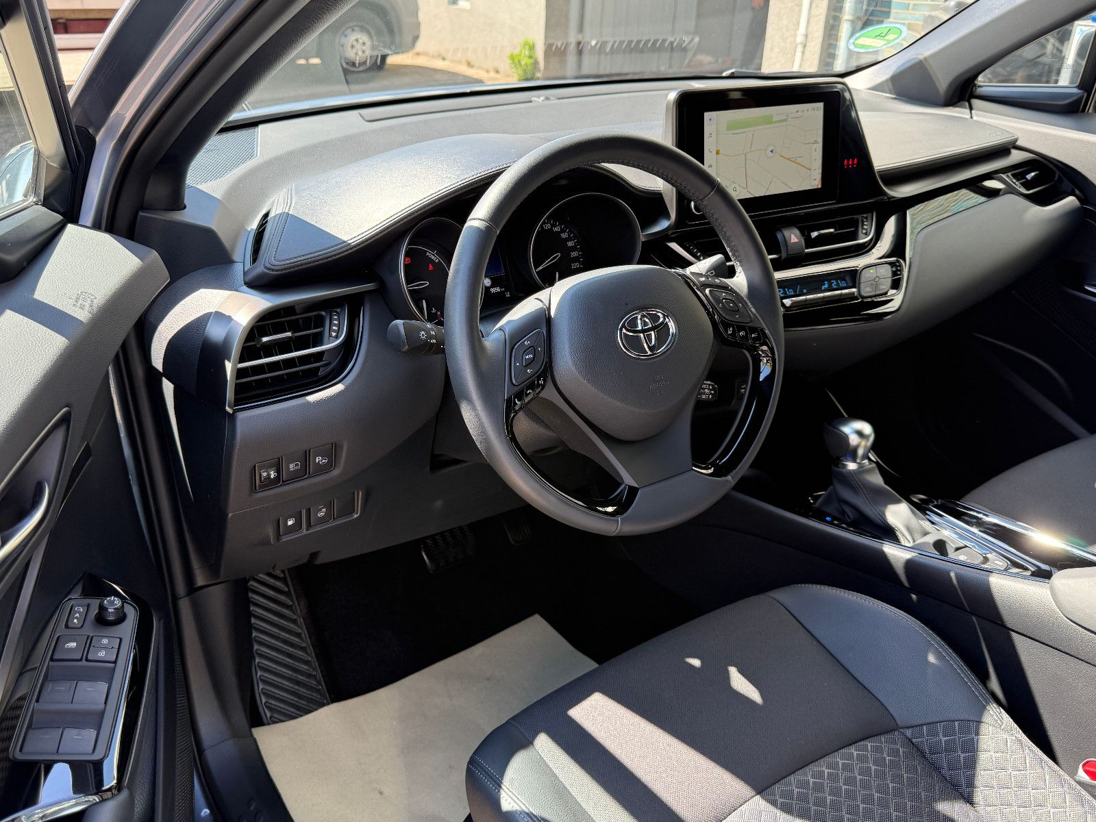 Toyota C-HR Hybrid 2.0 Team - Samsaru's Car Outlet