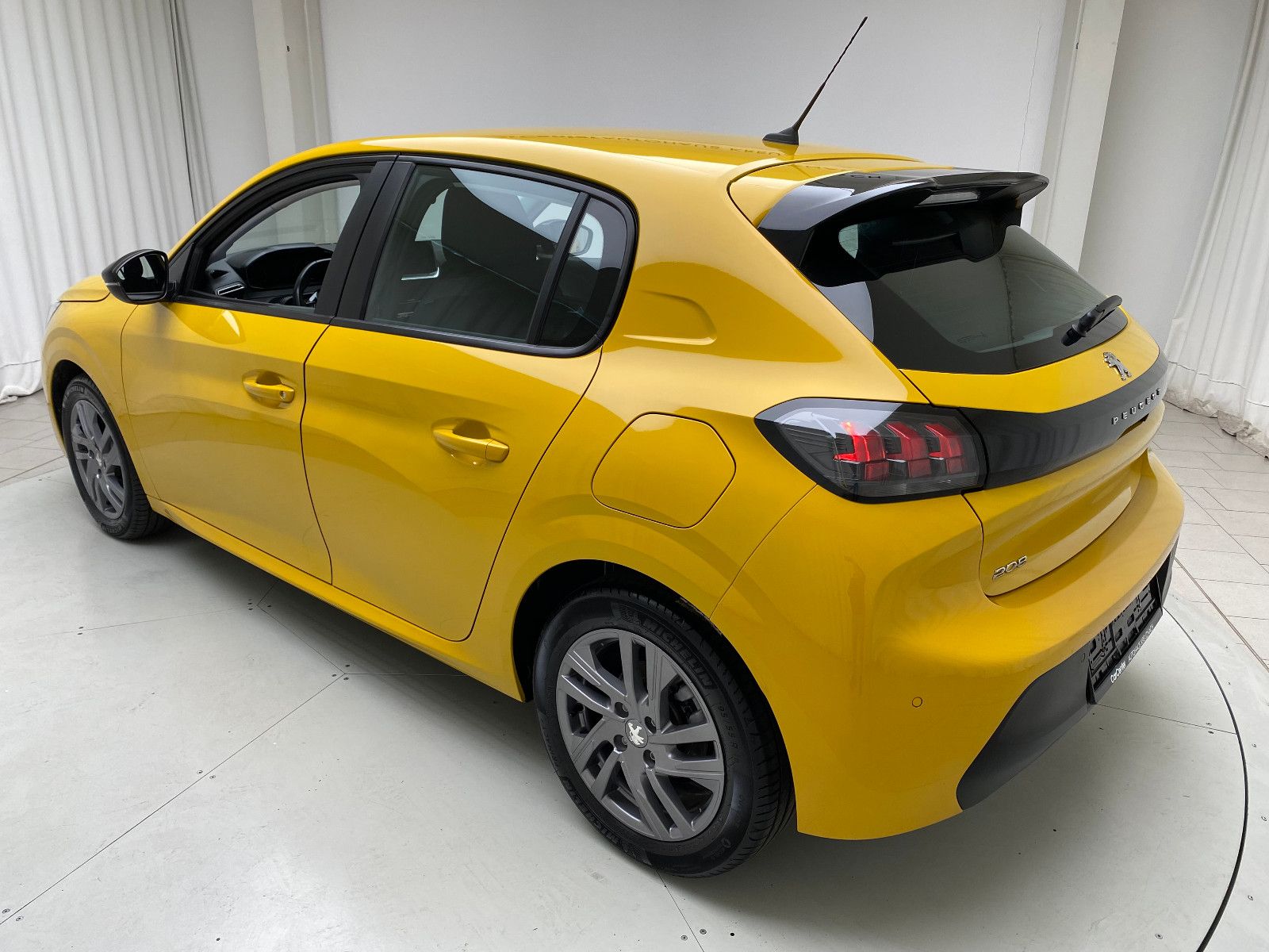 Peugeot 208 Active Pack 1.2 Automatik - Samsaru's Car Outlet
