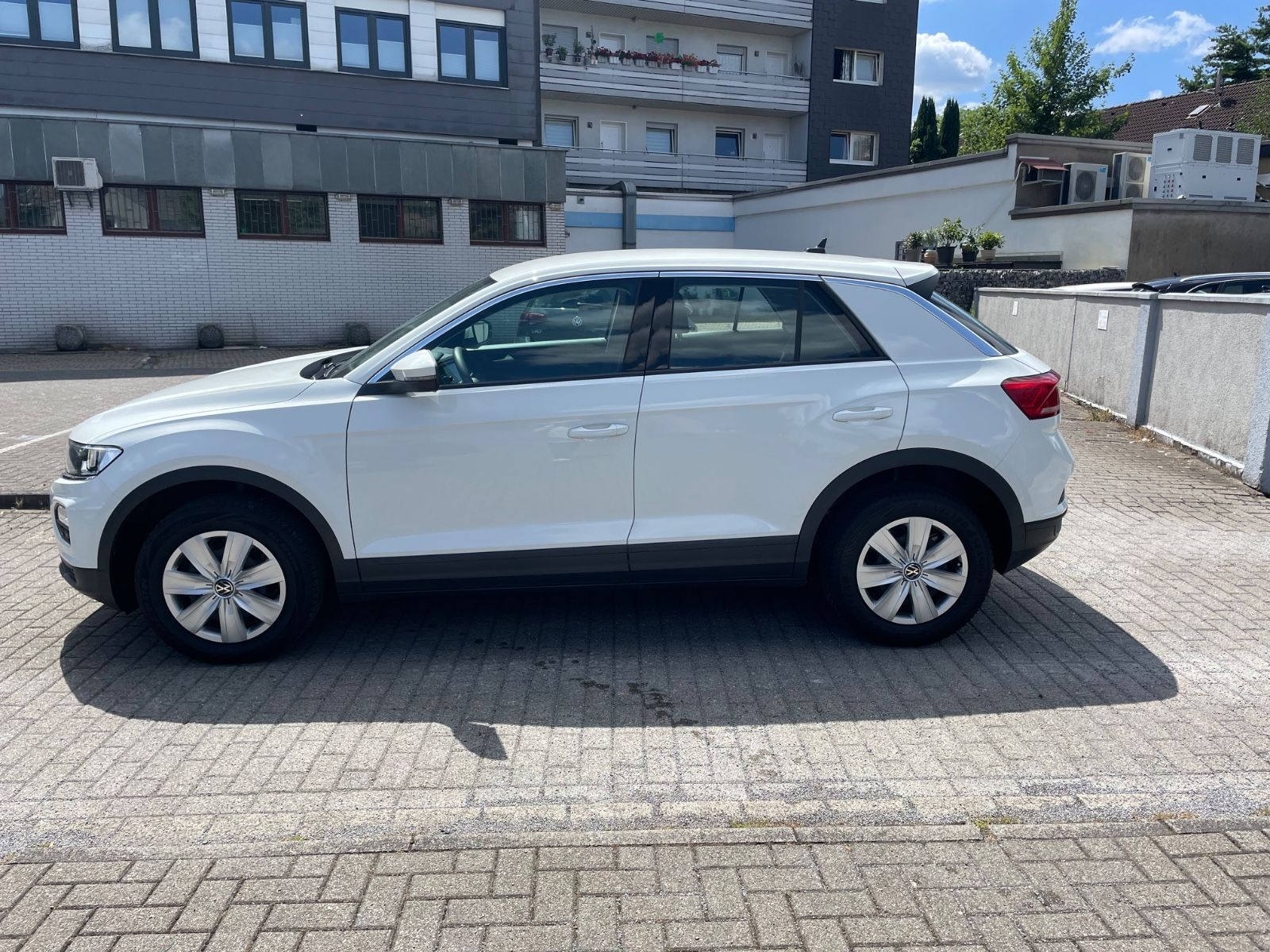 Volkswagen T-Roc - Samsaru's Car Outlet