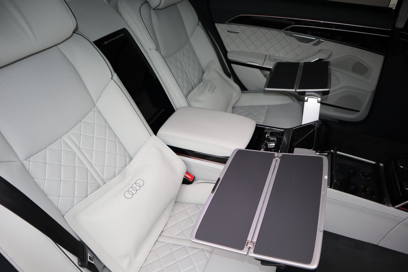 Audi A8L 60 TFSIe lang exclusive - Samsaru's Car Outlet