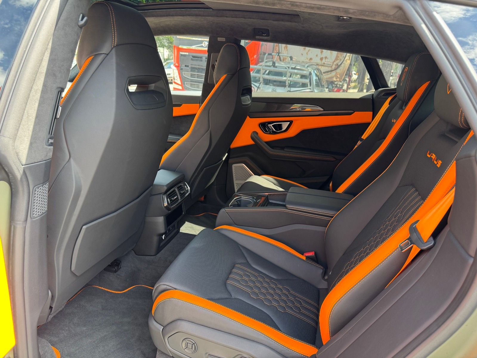 Lamborghini Urus 4.0 V8 S - Samsaru's Car Outlet