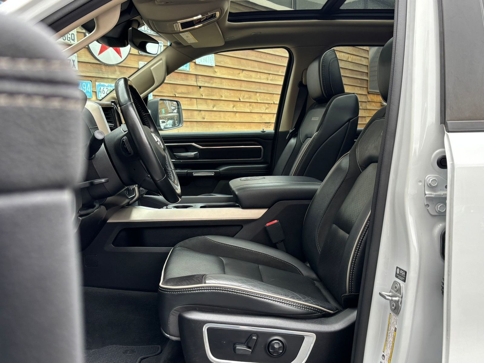 Dodge RAM 1500 Laramie 5,7L 4x4 AHK LPG12´´ Navi Bügel