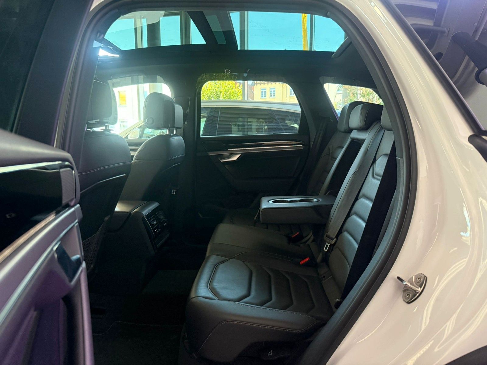 Volkswagen Touareg R-Line BLACK 3.0 TDI - Samsaru's Car Outlet