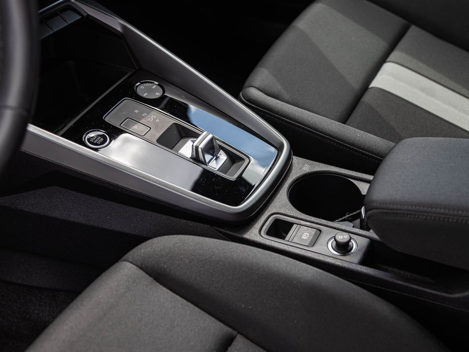 Audi A3 Sportback advanced 30TFSI Stronic LED GRA AHK