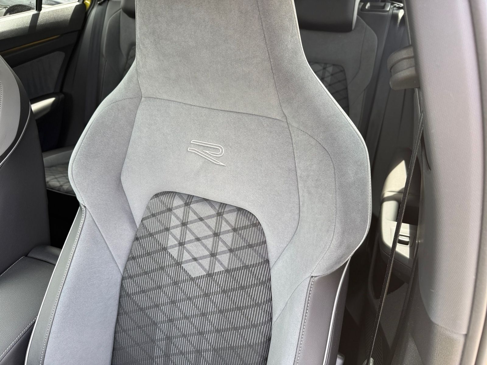 Volkswagen Golf VIII Variant 1.5 TSI R-Line - Samsaru's Car Outlet
