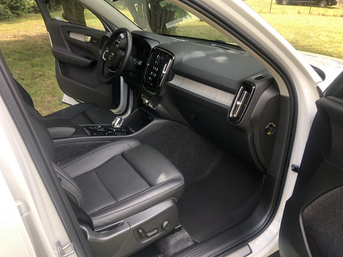 Volvo XC40 B4 Plus Dark - Samsaru's Car Outlet