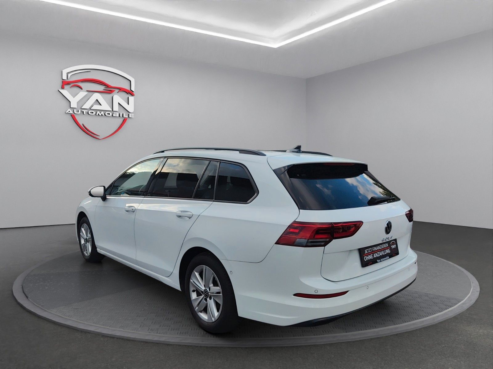 Volkswagen Golf VIII Variant 1.5 TSI - Samsaru's Car Outlet