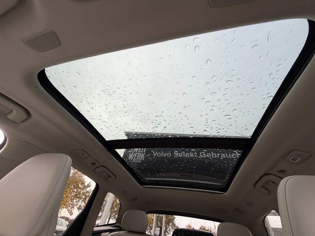 Volvo XC60 Ultimate Bright Recharge Plug-In Hybrid T8