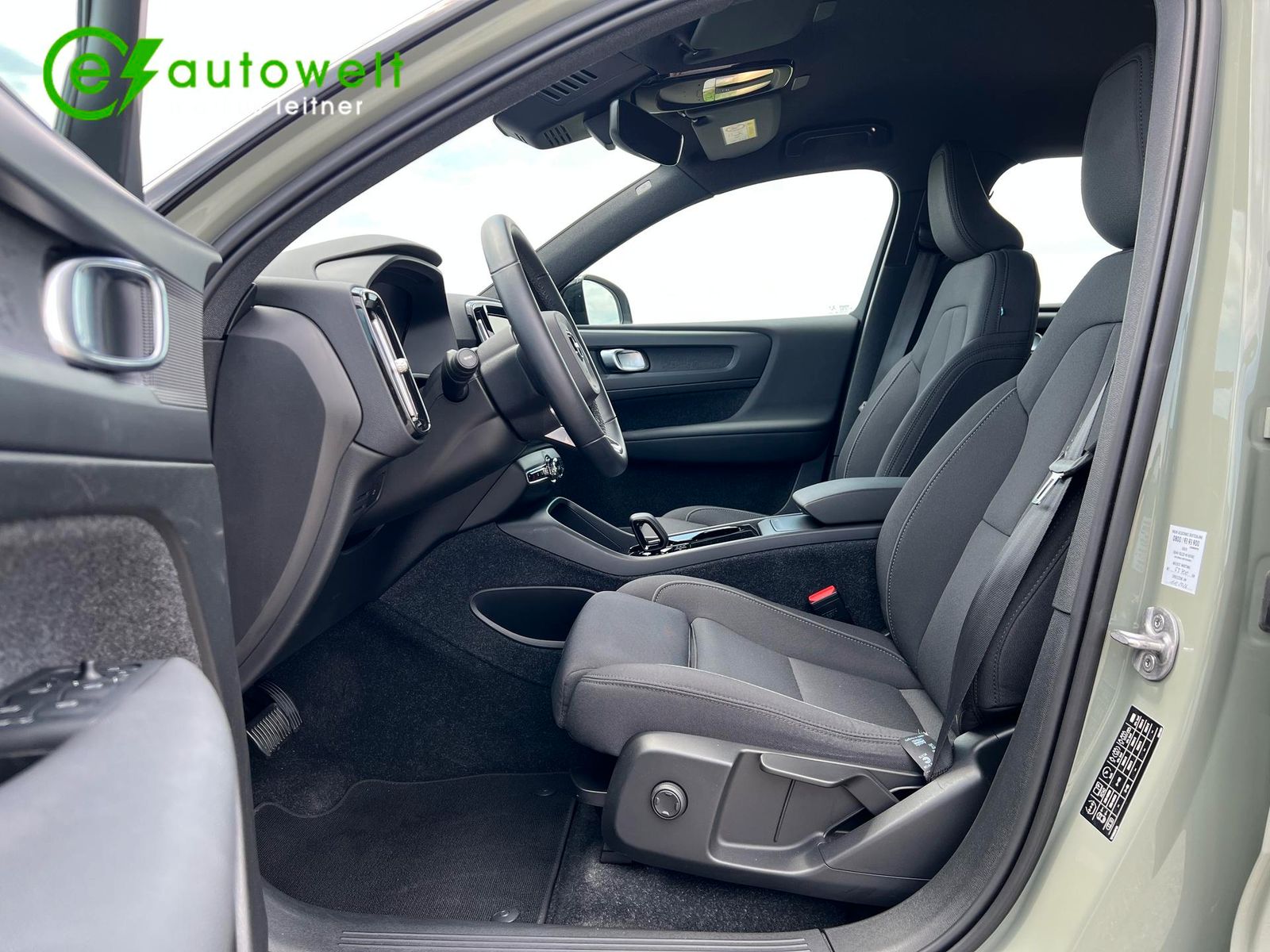 Volvo XC40 Plus Recharge Pure AWD - Samsaru's Car Outlet