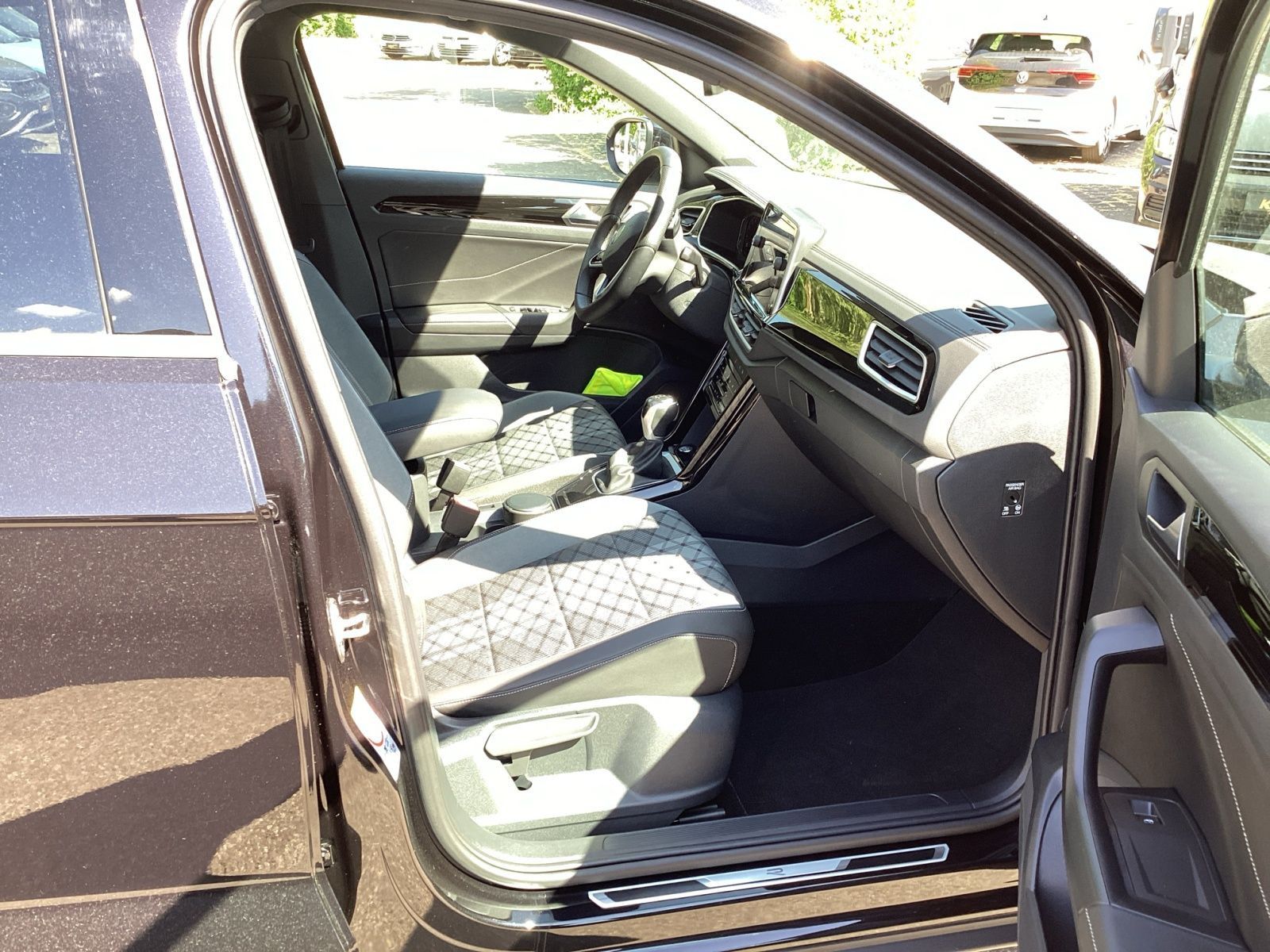 Volkswagen T-Roc 1.5TSI R-Line - Samsaru's Car Outlet