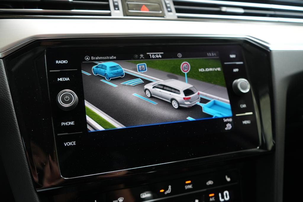 Volkswagen Passat Variant 1.5 TSI DSG Elegance - Samsaru's Car Outlet