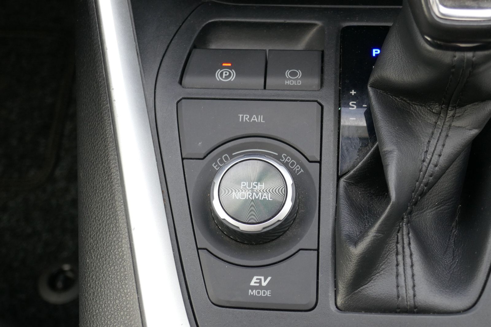 Toyota RAV 4 Hybrid Lounge Allrad - Samsaru's Car Outlet