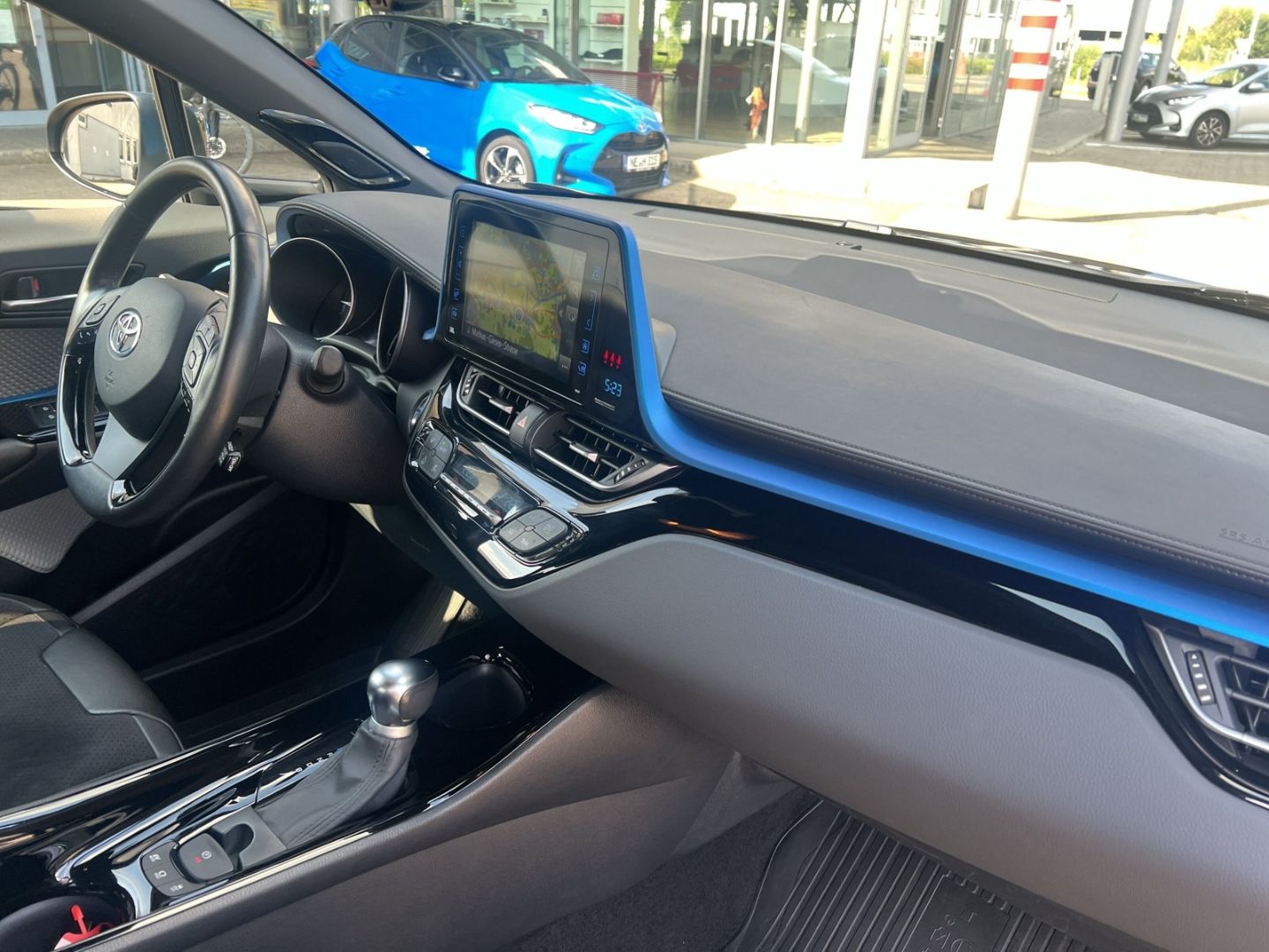 Toyota C-HR Hybrid Style Selection - Samsaru's Car Outlet