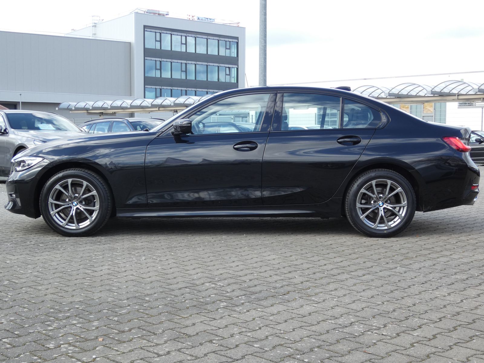 BMW 320i xDrive Limousine Sport Line HiFi DAB LED