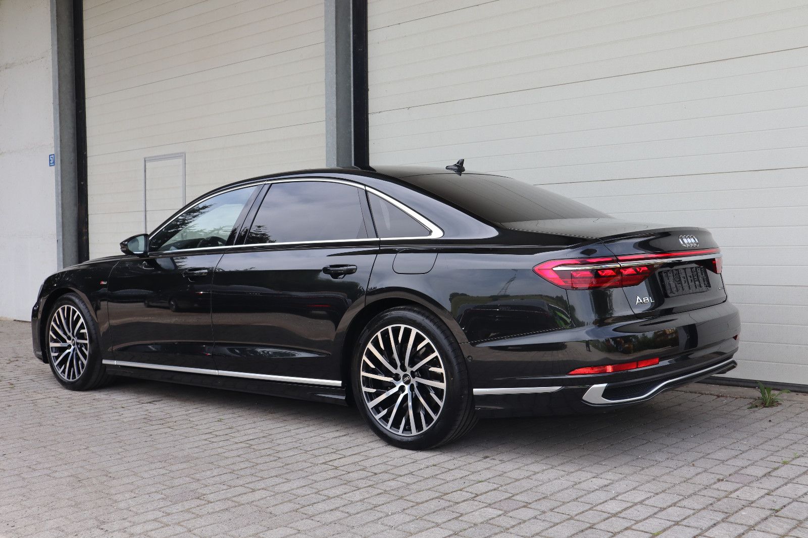 Audi A8L 60 TFSI e lang exclusive S-LINE - Samsaru's Car Outlet