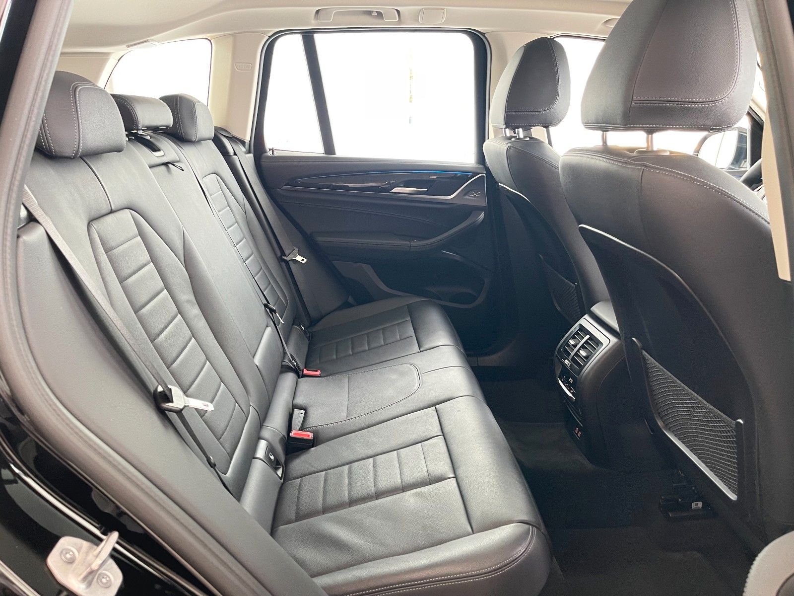 BMW X3 xD30e Luxury Line - Samsaru's Car Outlet