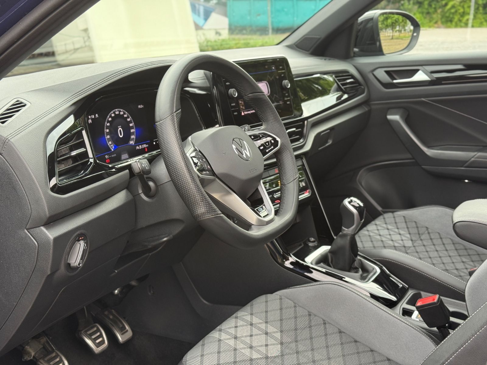 Volkswagen T-Roc TDI R-Line - Samsaru's Car Outlet