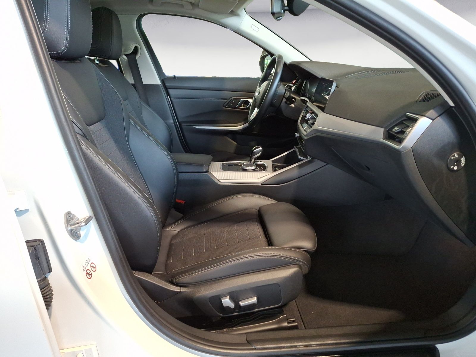 BMW 320d xDrive Touring Advantage - Samsaru's Car Outlet