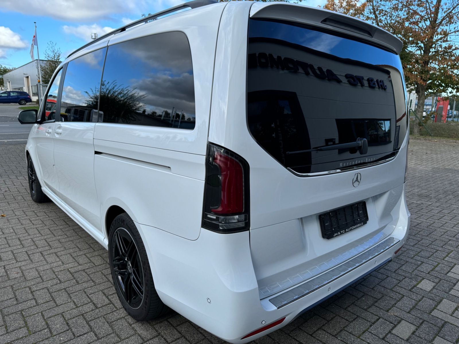 Mercedes-Benz V300d AMG - Samsaru's Car Outlet