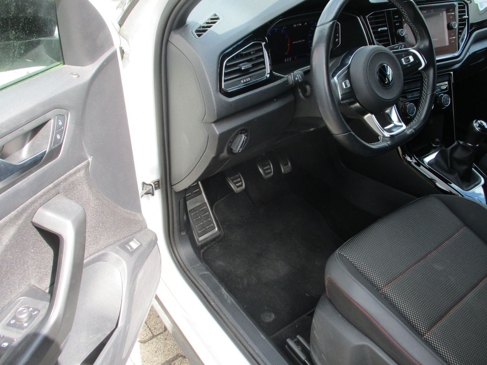 Volkswagen T-Roc Sport - Samsaru's Car Outlet