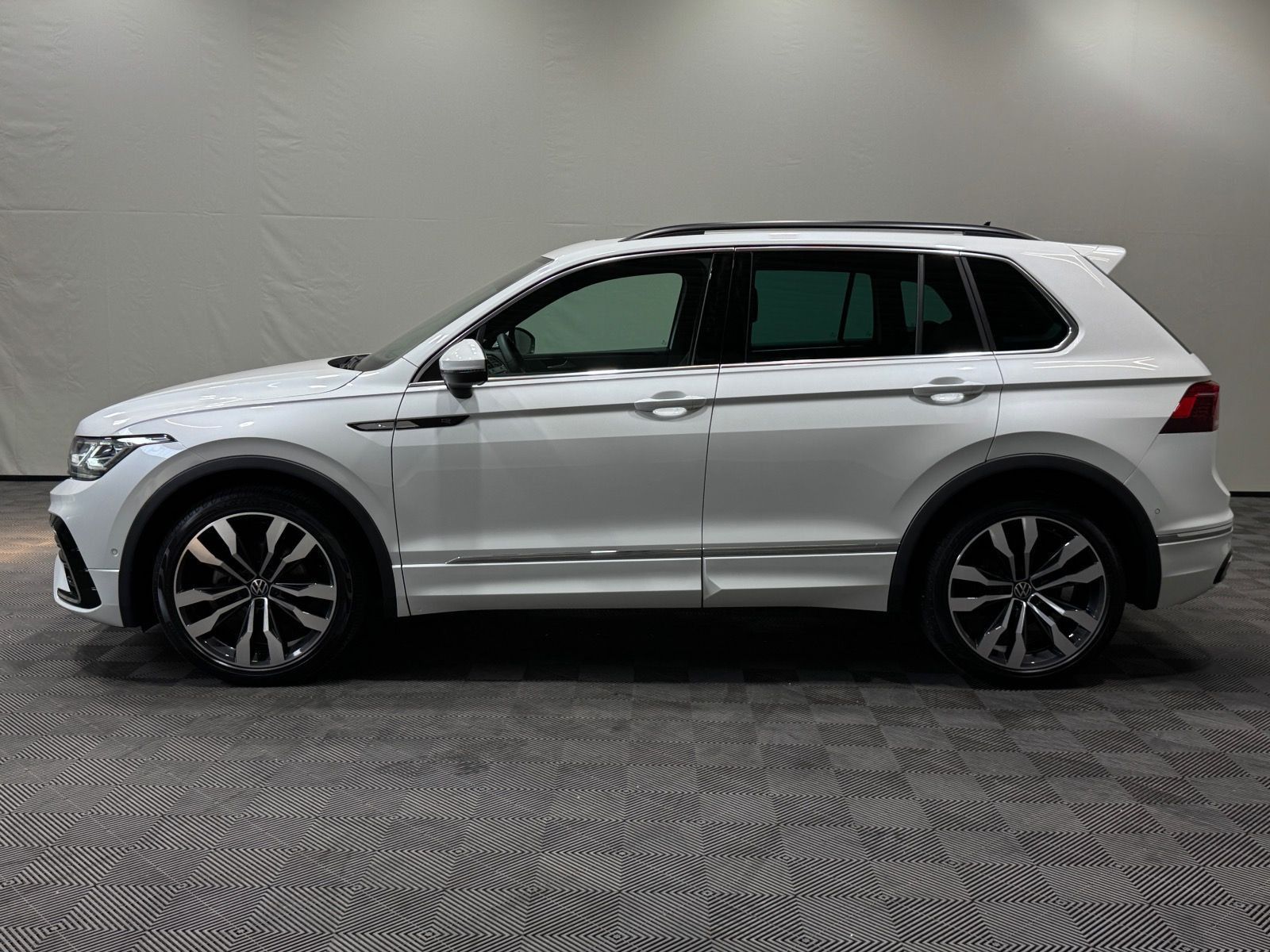 Volkswagen Tiguan R-Line 2.0 TDI DSG 4M - Samsaru's Car Outlet