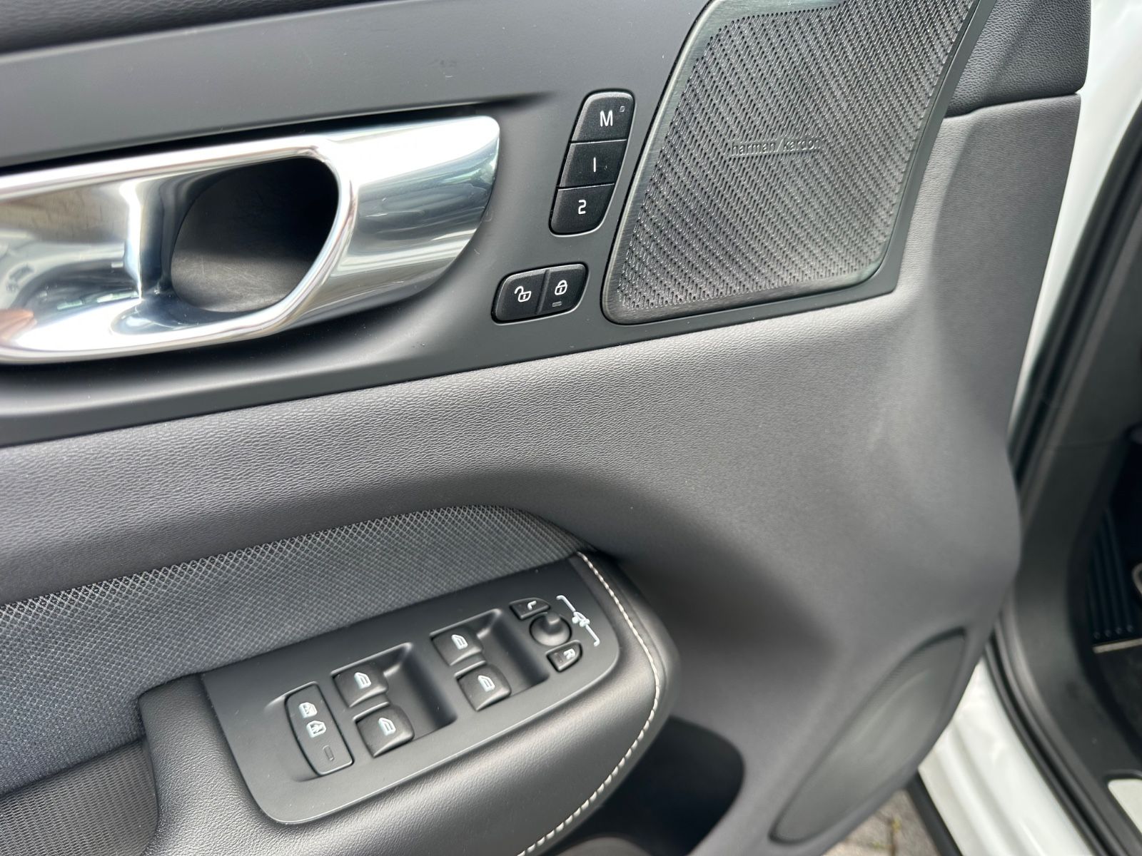 Volvo XC60 R Design T8 AWD Navi Pano HuD ACC AHK Leder