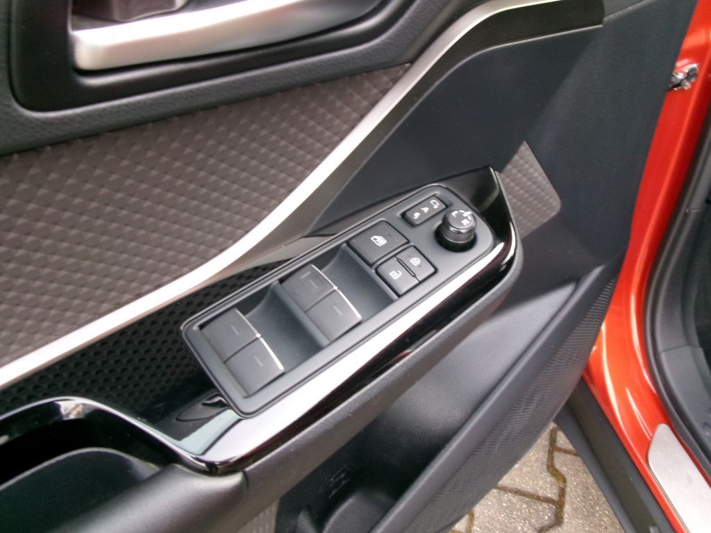 Toyota C-HR 2.0 Hybrid Orange Edition - Samsaru's Car Outlet