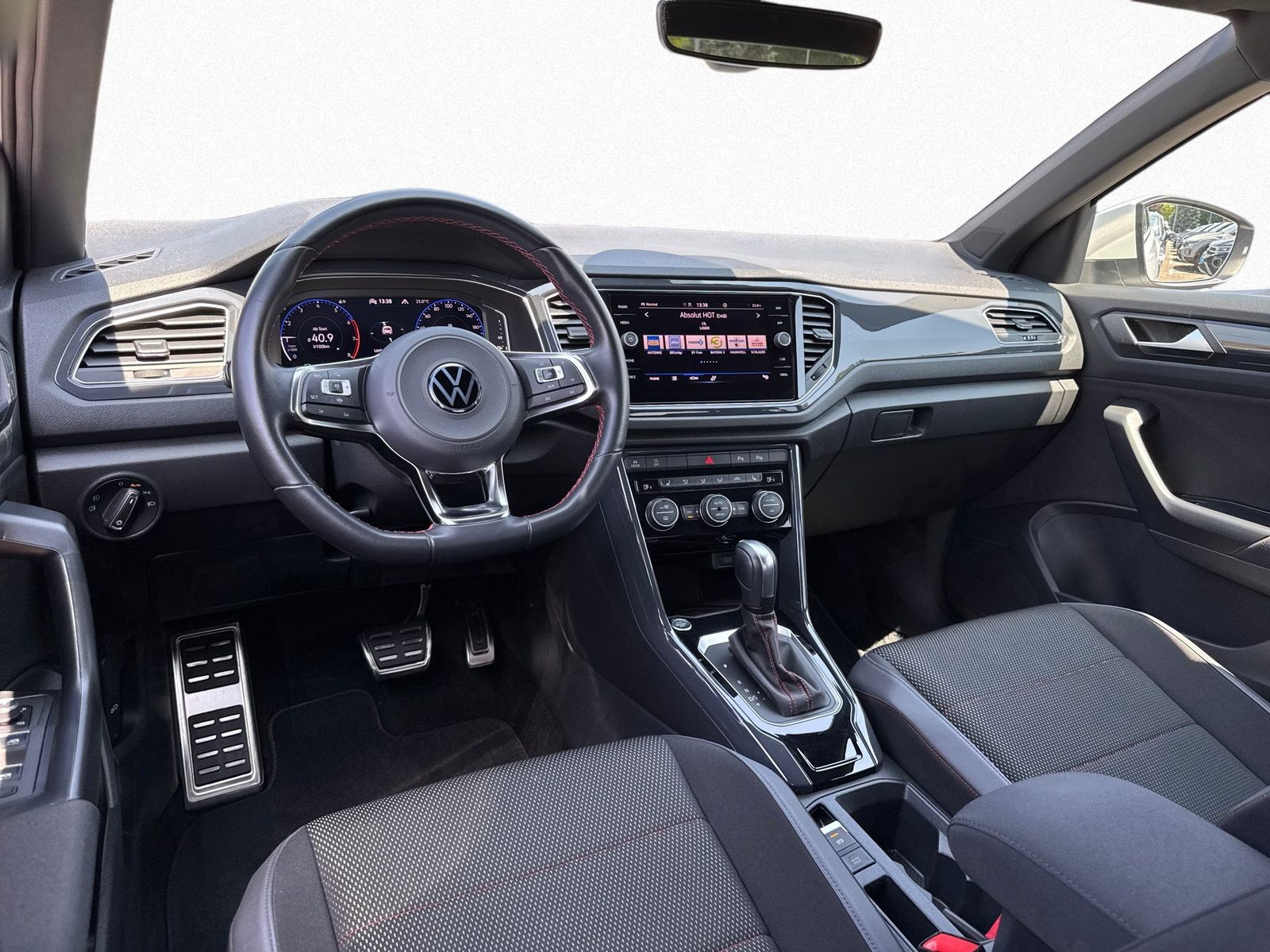Volkswagen T-Roc 1.5 TSI R-Line - Samsaru's Car Outlet