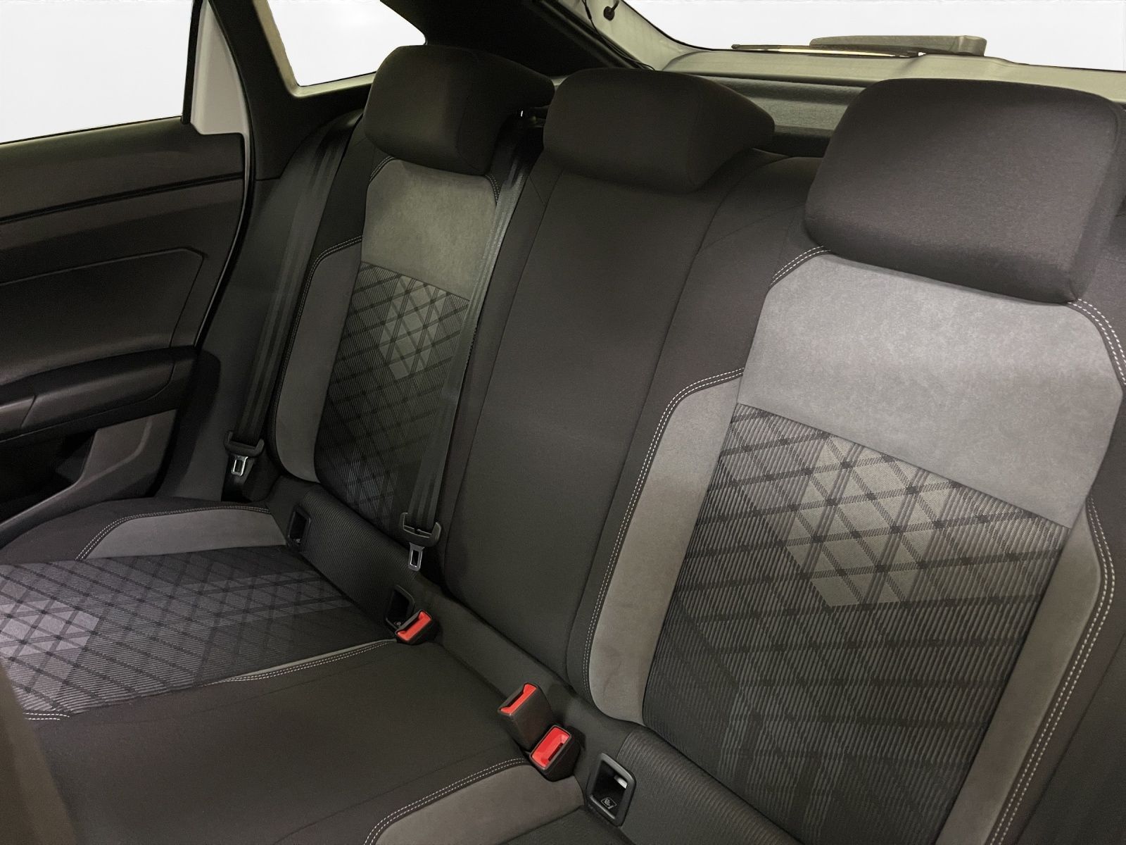 Volkswagen Taigo 1.5 TSI R-Line DSG - Samsaru's Car Outlet