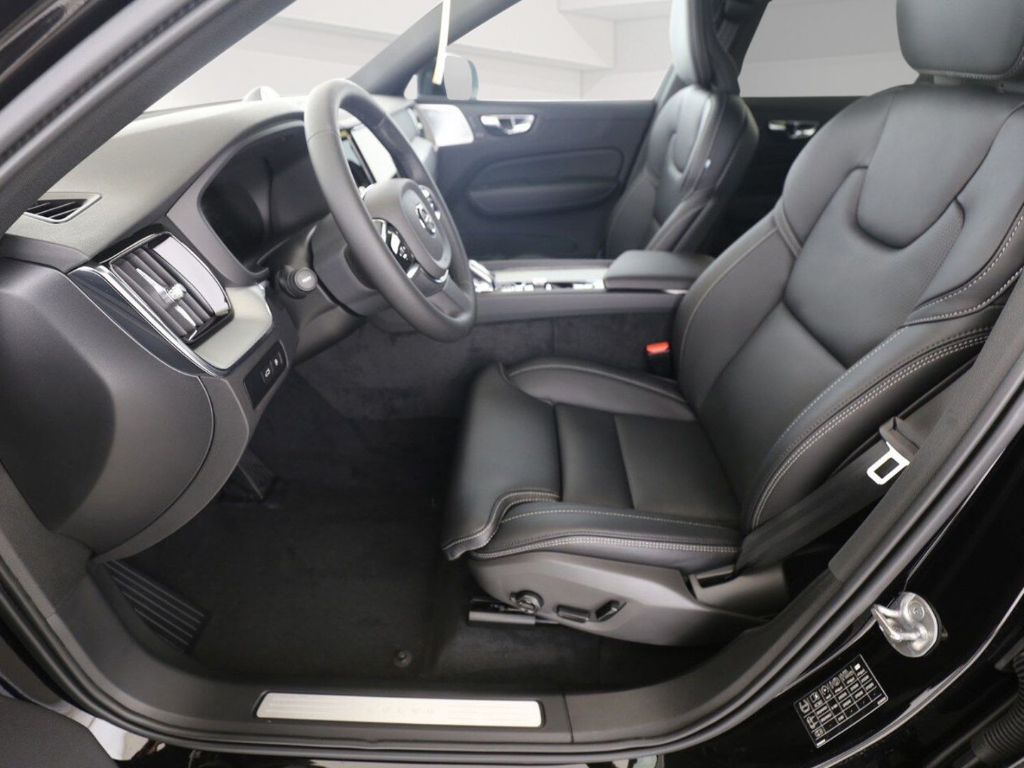 Volvo XC60 T6 Plus Black Edition Plug-In Hybrid AWD - Samsaru's Car Outlet
