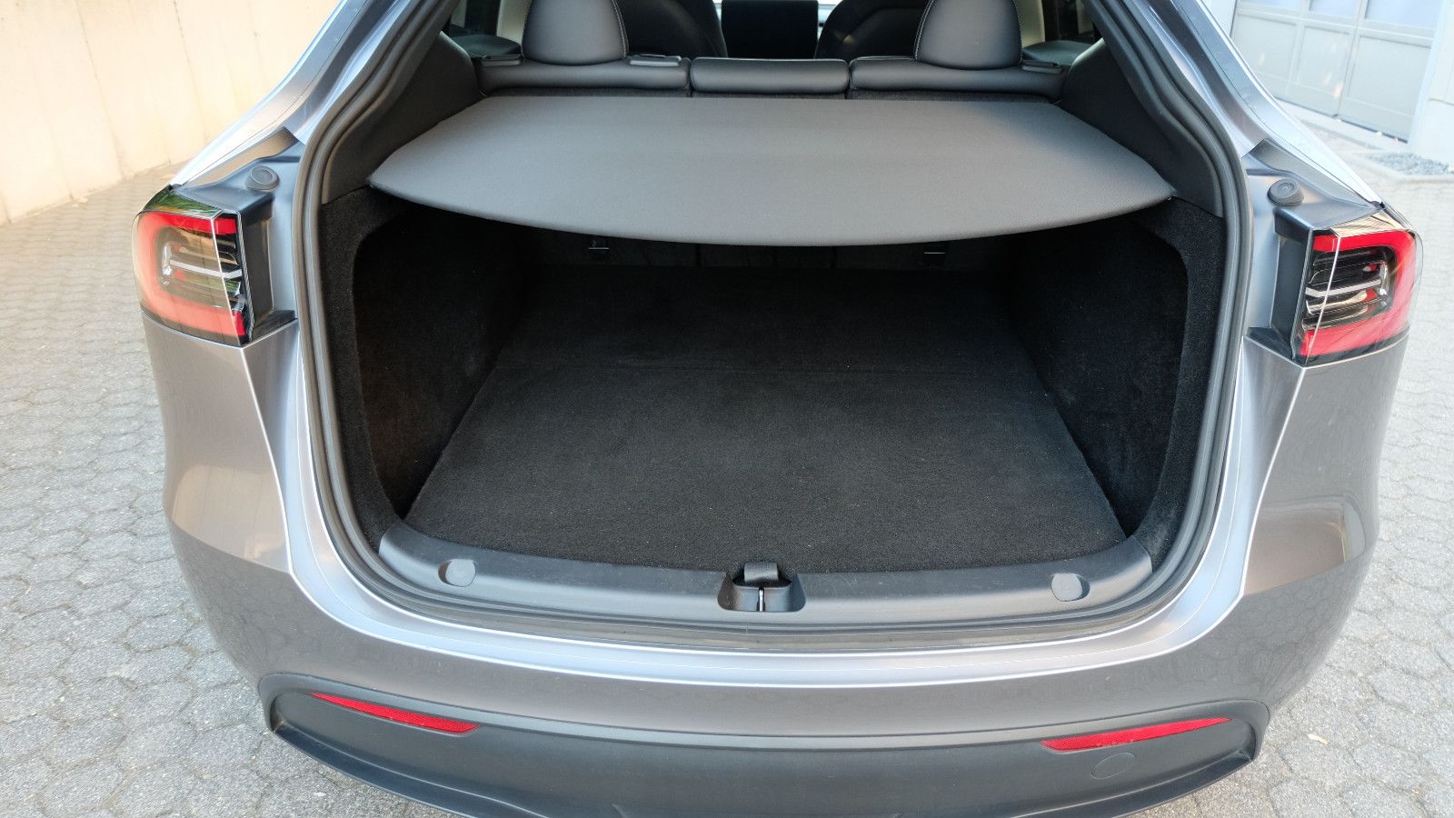 Tesla Model Y Long Range RWD,  Model 2024, Glasdach
