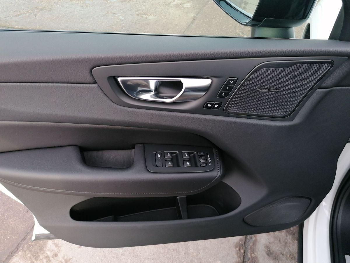 Volvo XC60 B4 AWD Plus Dark 4xSHZ ACC AHK FHZ H/K STHZ